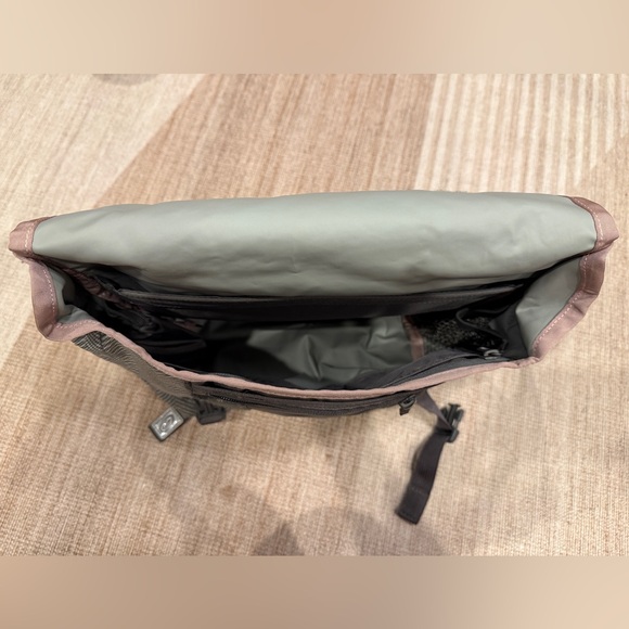 Timbuk2 Gray and Light Pink Herringbone X-Small Classic Messenger Bag - EUC - Picture 3 of 3